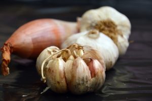 garlic, onion, vegetables-3765705.jpg